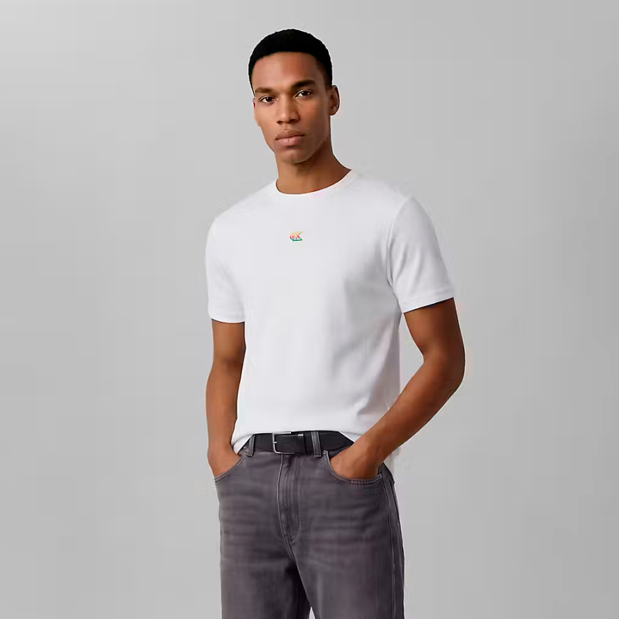 camiseta-canelada-slim-com-monograma-do-orgulho camiseta-canelada-slim-com-monograma-do-orgulho