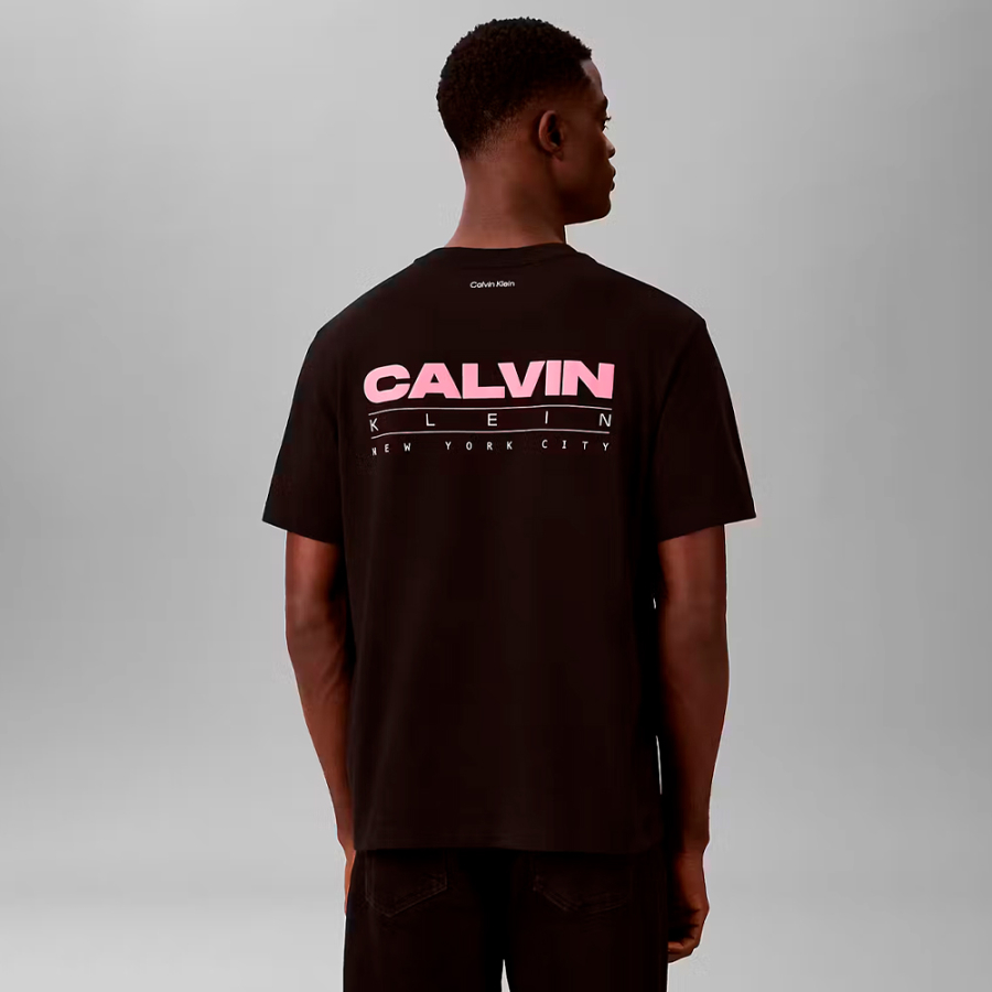 camiseta-holgada-con-logo-en-la-parte-trasera