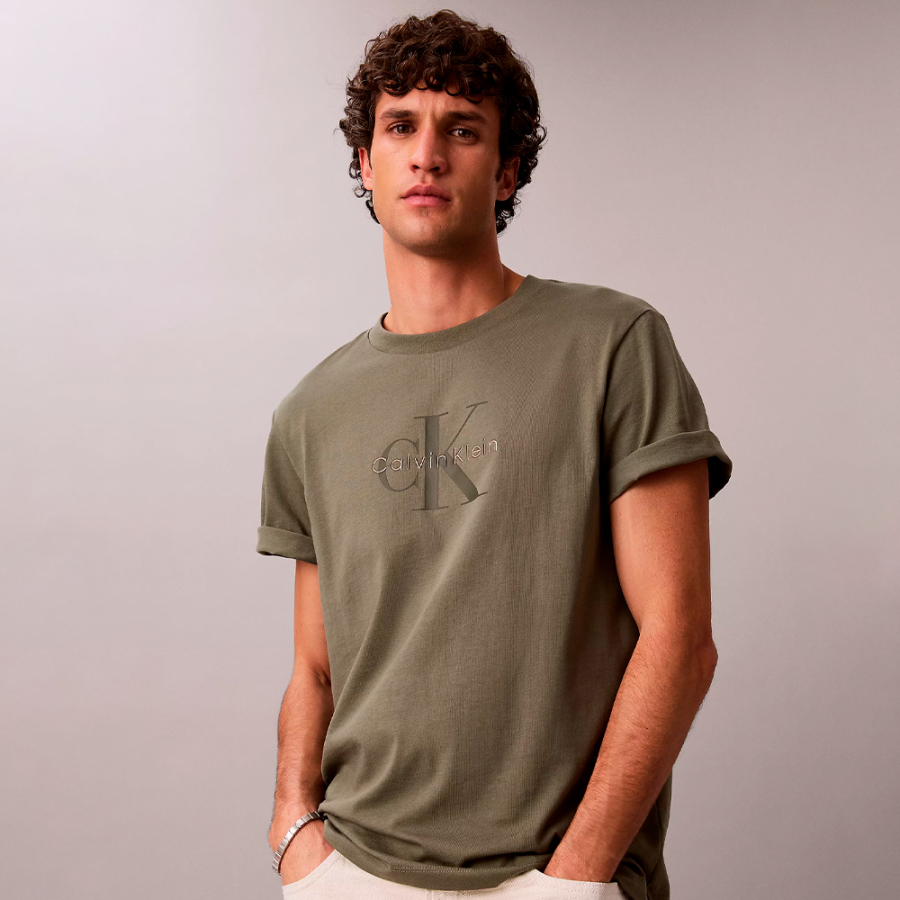 camiseta-con-monograma-y-logo