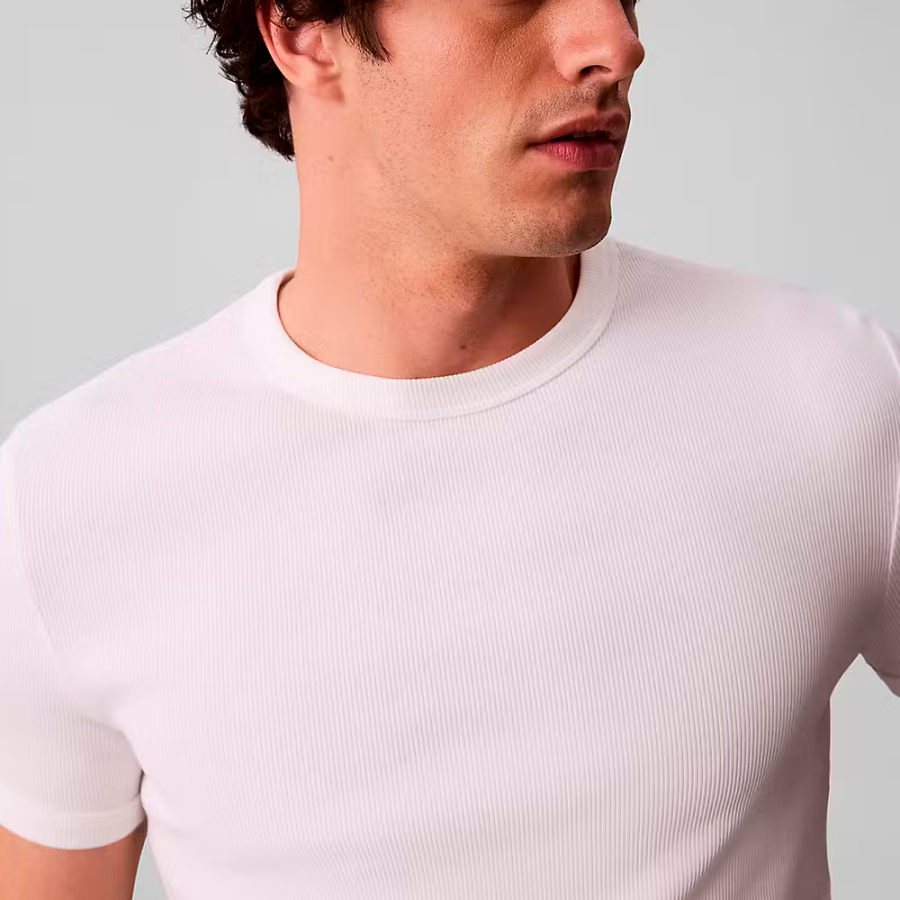 camiseta-rib-slim-com-etiqueta-tecida