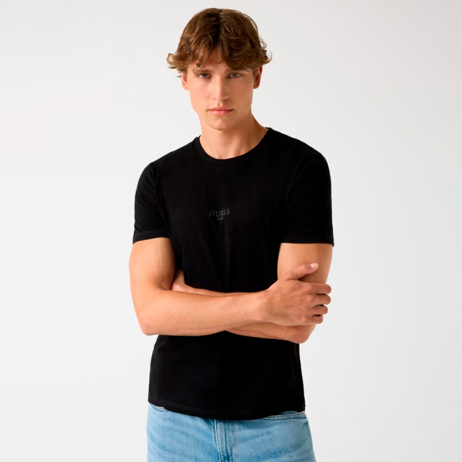 camiseta-con-logotipo-pequeno