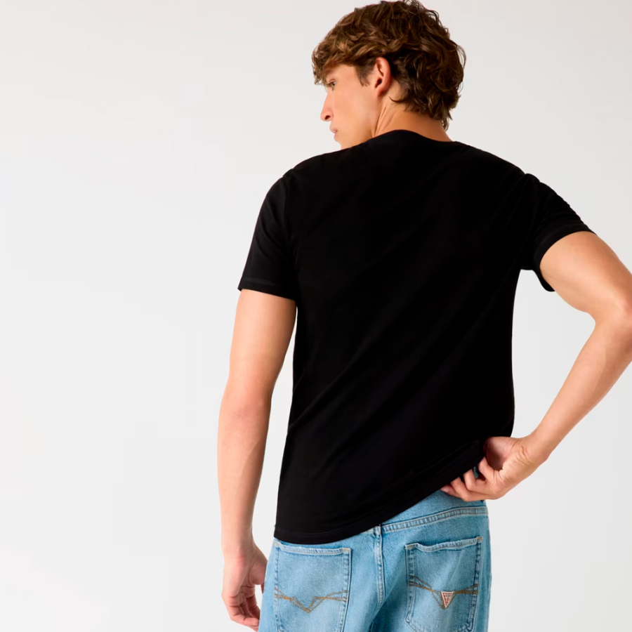 camiseta-con-logotipo-pequeno