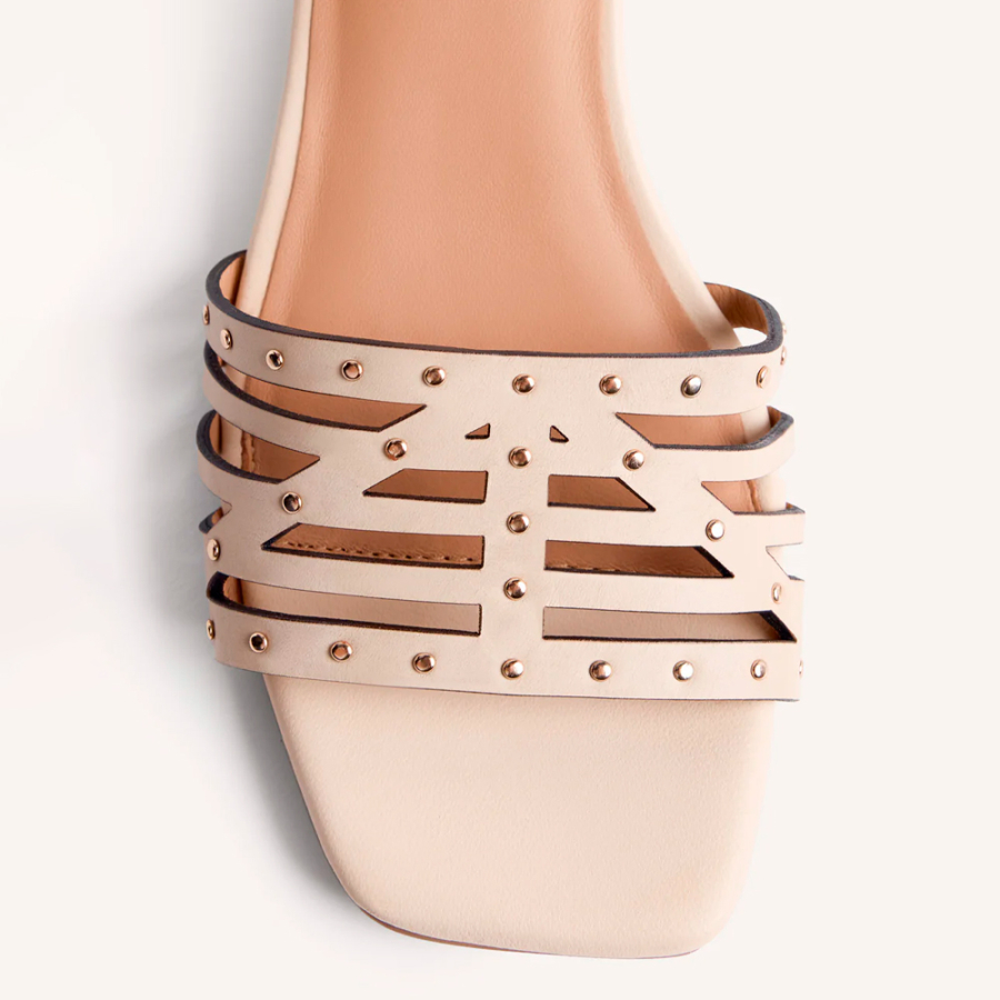 sandalias-bais-de-couro-com-salto-e-tachas sandalias-bais-de-couro-com-salto-e-tachas