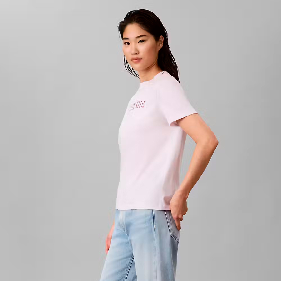 camiseta-classica-com-logotipo-universitario