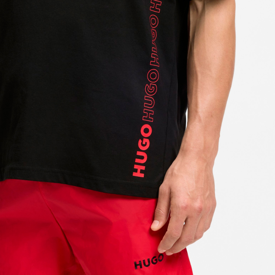 camiseta-com-estampa-de-logotipo-repetida