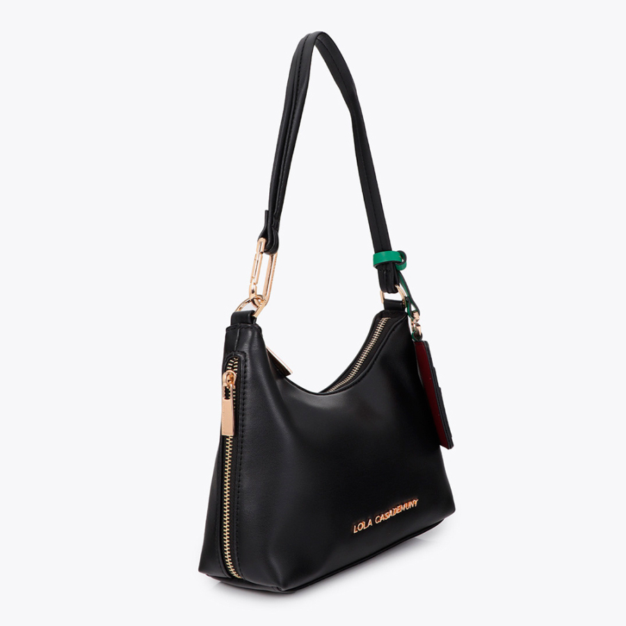 sac-bandouliere-avec-pendentif-contrastant