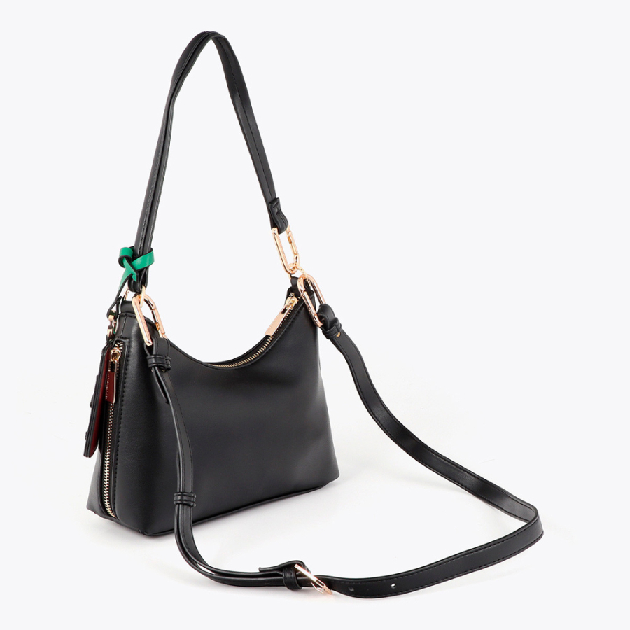 borsa-a-tracolla-con-ciondolo-a-contrasto borsa-a-tracolla-con-ciondolo-a-contrasto