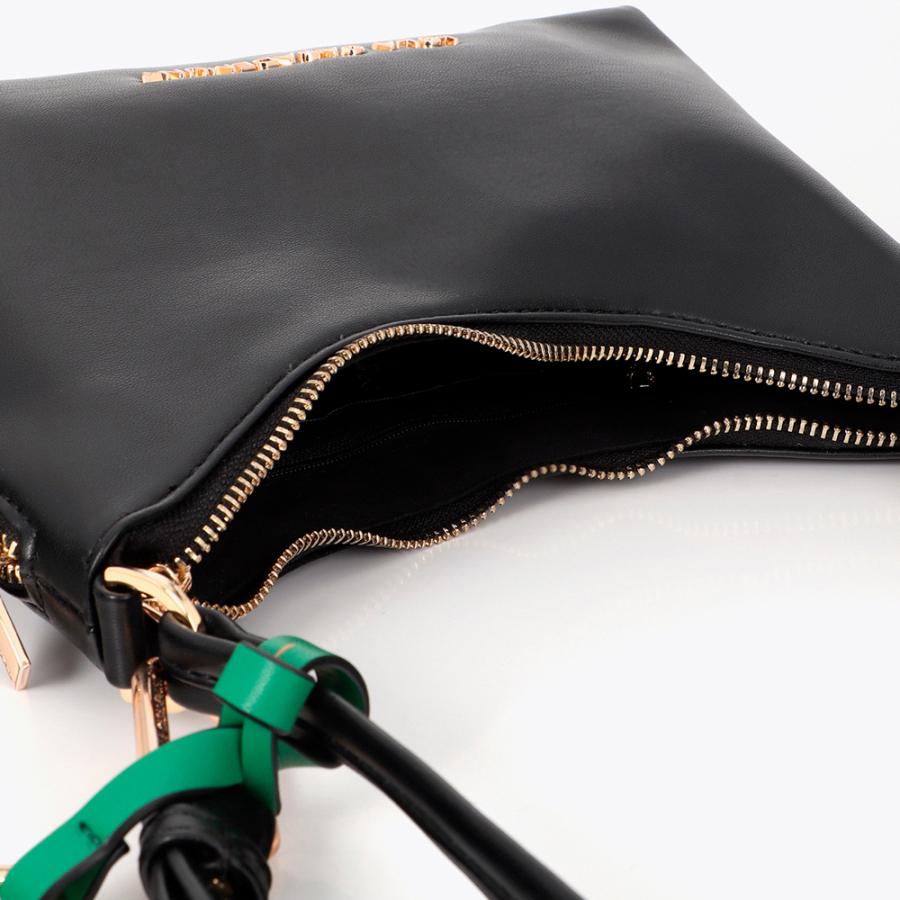 borsa-a-tracolla-con-ciondolo-a-contrasto borsa-a-tracolla-con-ciondolo-a-contrasto