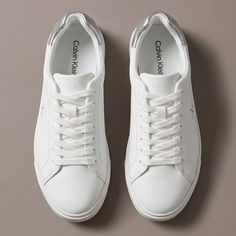 zapatillas-de-piel-con-logo-distintivo