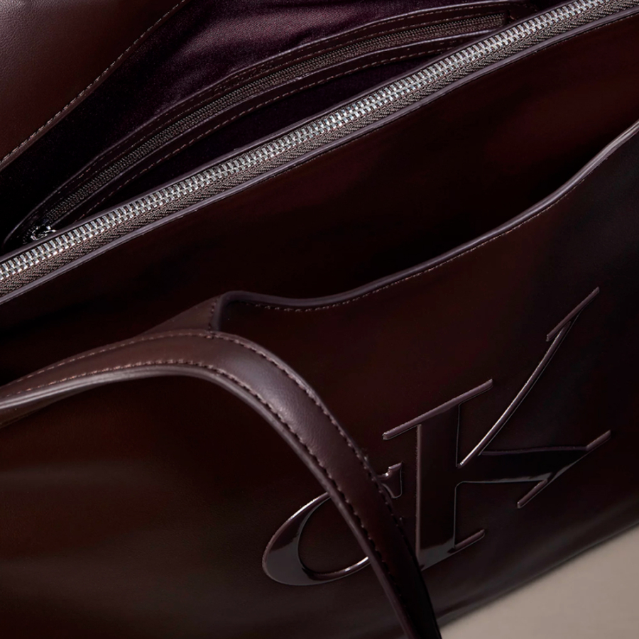 bolso-tote-con-monograma-grabado