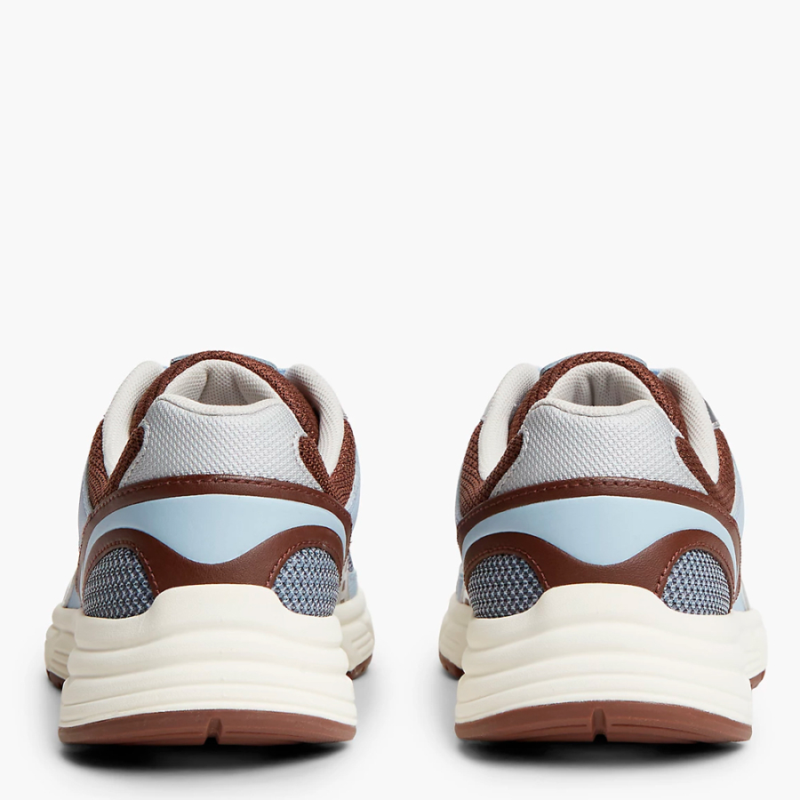 wildledersneaker-mit-einem-mix-aus-verschiedenen-texturen wildledersneaker-mit-einem-mix-aus-verschiedenen-texturen