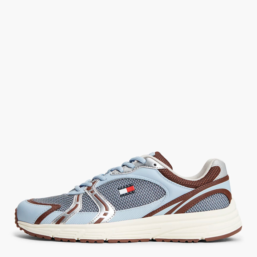 wildledersneaker-mit-einem-mix-aus-verschiedenen-texturen wildledersneaker-mit-einem-mix-aus-verschiedenen-texturen