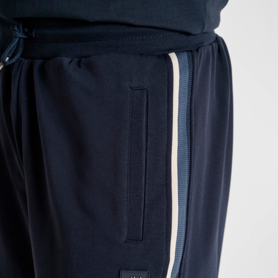 regular-fit-shorts-with-patch