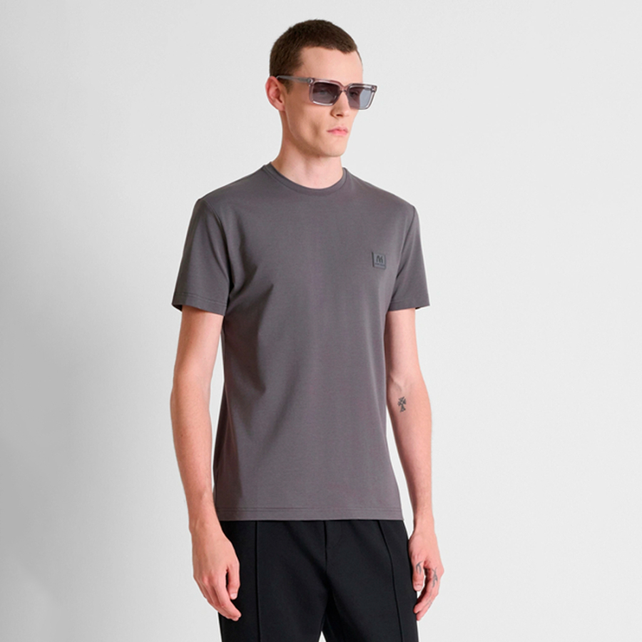 superschmal-geschnittenes-farbiges-t-shirt superschmal-geschnittenes-farbiges-t-shirt