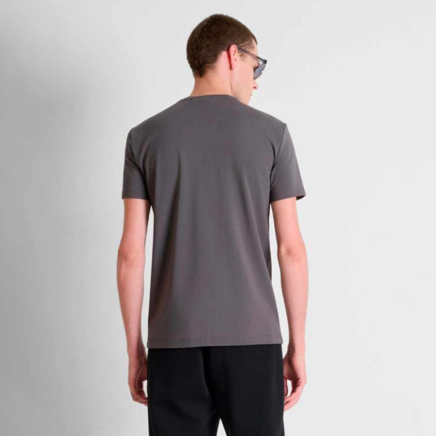 superschmal-geschnittenes-farbiges-t-shirt superschmal-geschnittenes-farbiges-t-shirt