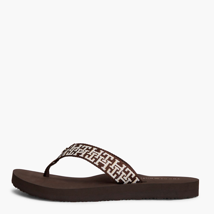 chanclas-con-tira-trenzada-y-monograma-th
