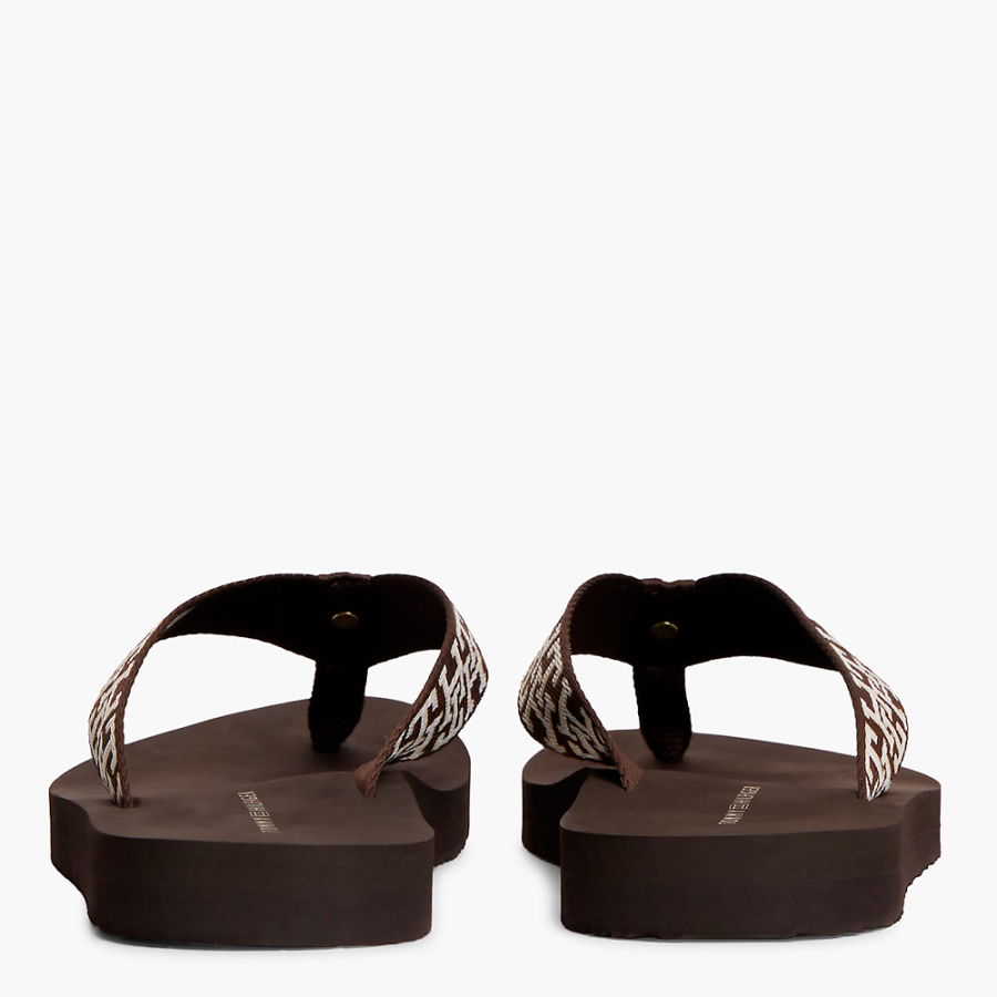 chanclas-con-tira-trenzada-y-monograma-th